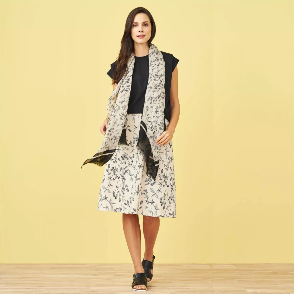 Jupe en lin imprimé noir, blanc et gris fleurs sauvages