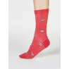 Chaussettes rouge avec imprimé de coeur noir et blanc, rappel du motif chien et chat