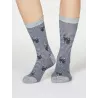 Paire de chaussettes grises à rayures avec un motifs chats