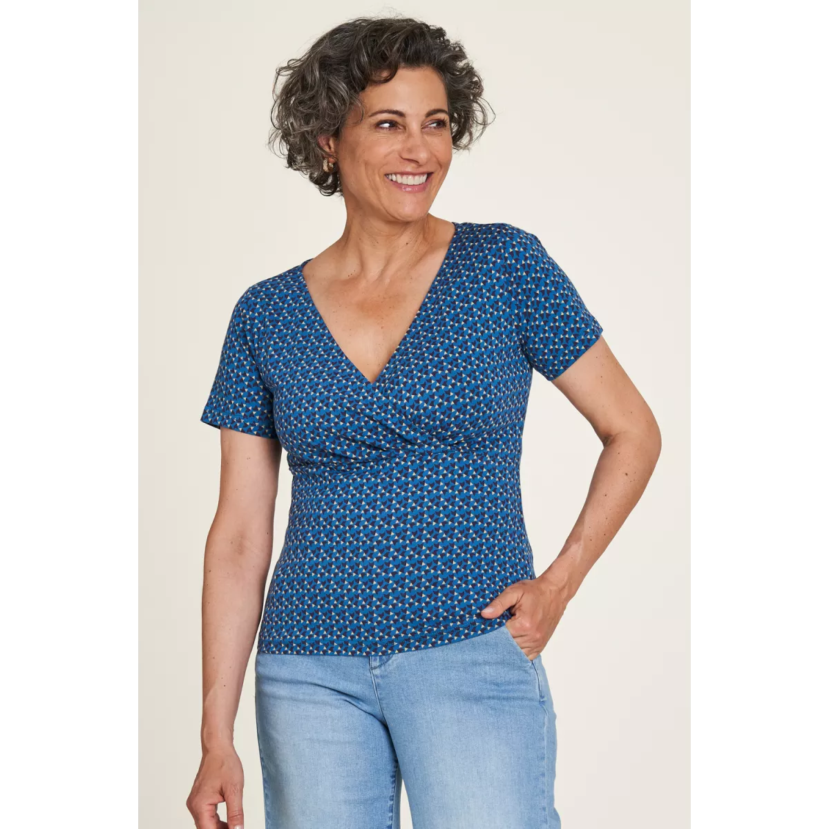 Haut bleu col V cache coeur en coton bio Haut bleu col V cache coeur en coton bio