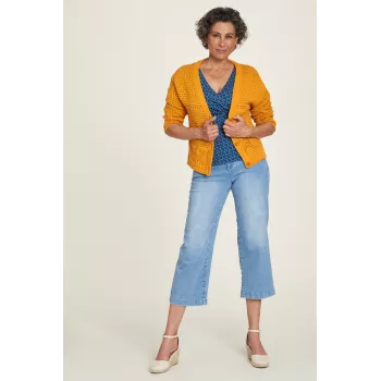 Haut bleu assorti avec un jean et gilat