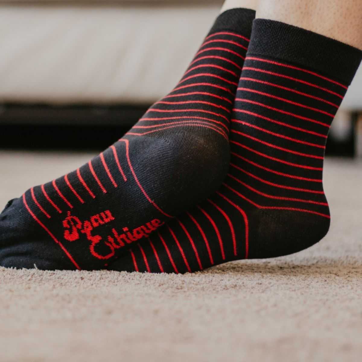 Chaussettes noires rayées rouge en coton biologique