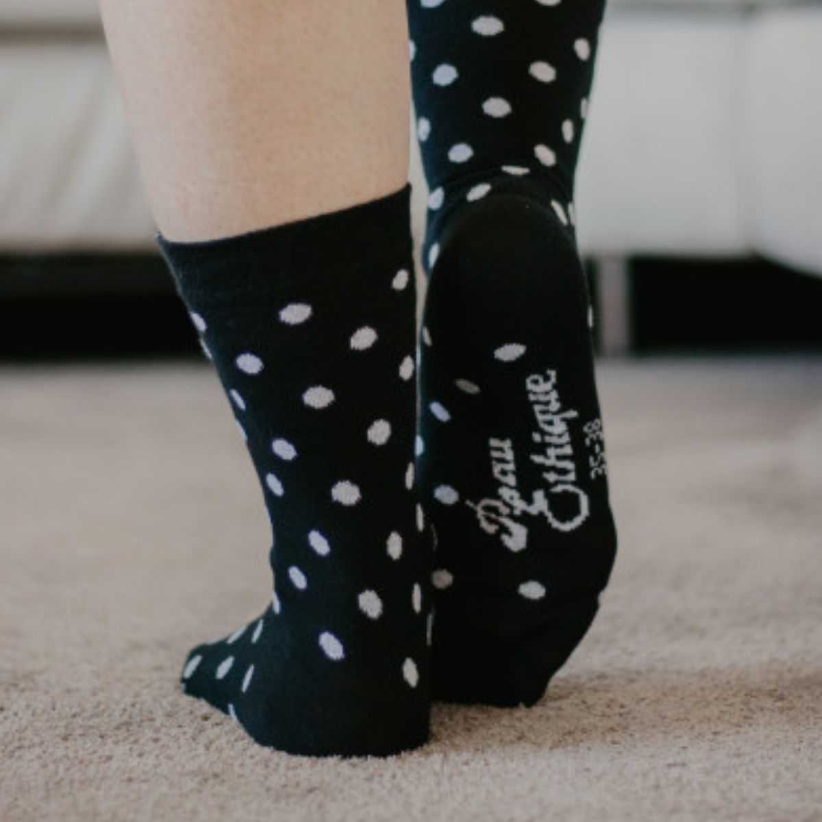 Chaussettes bio en coton imprimé pois blanc sur fond noir