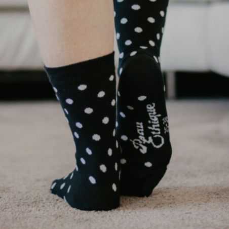 Chaussettes bio en coton imprimé pois blanc sur fond noir