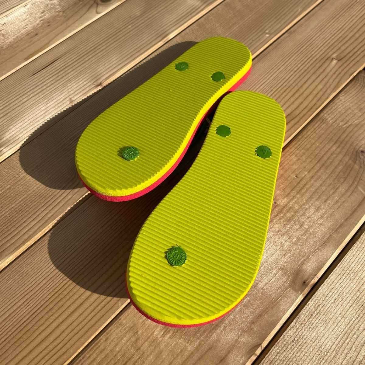 Tongs "ALMEIRA" - Semelle rose et jaune - Strap vert