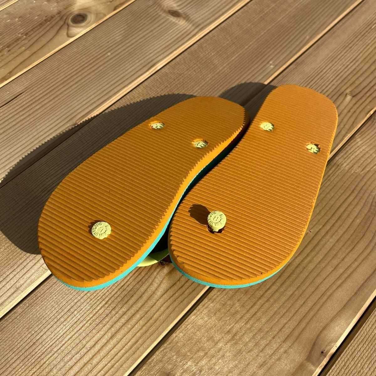 Tongs "KUMASI" - Semelle bleu clair et orange - Strap jaune pastel