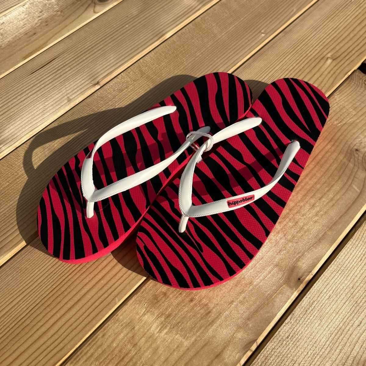 Tongs "BRINDISI" - Semelle rouge motif zèbre - Strap blanc Tongs "BRINDISI" - Semelle rouge motif zèbre - Strap blanc