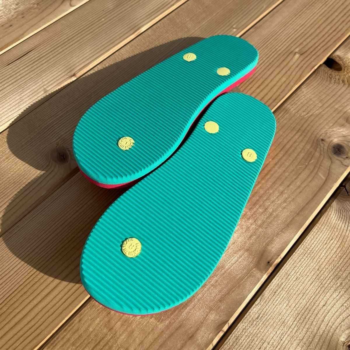 Tongs "IZUBA" - Semelle rose et bleu - Strap jaune clair