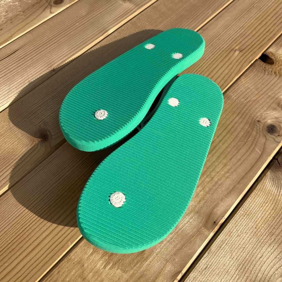 Tongs "JEJU" - Semelle bleue turquoise et pois blancs - Strap blanc