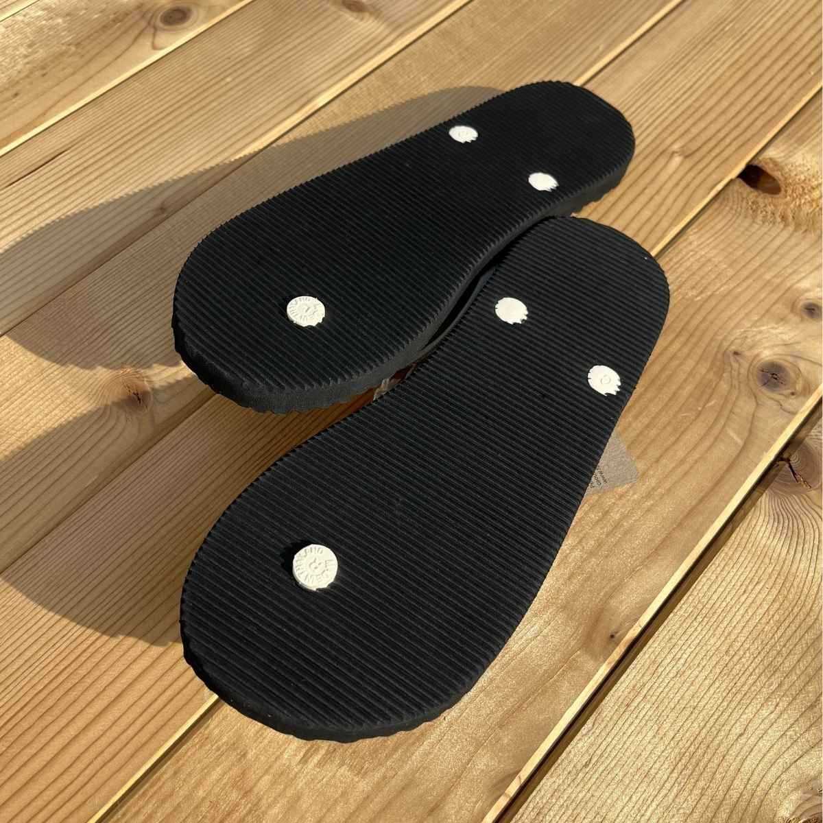 Tongs "KOBE" - Semelle noire avec bille de massage - Strap blanc