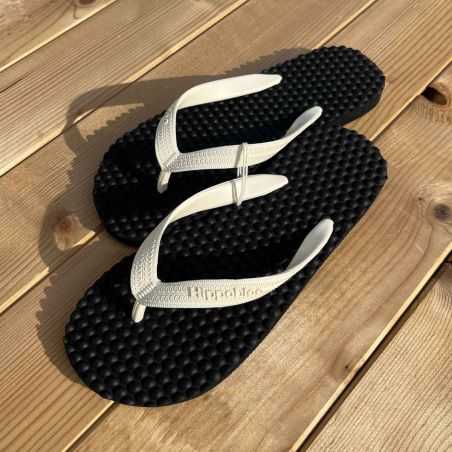 Tongs "KOBE" - Semelle noire avec bille de massage - Strap blanc