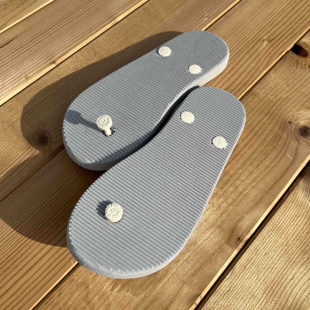 Tongs "LARGOS" - Semelle grise, pois blancs - Strap blanc