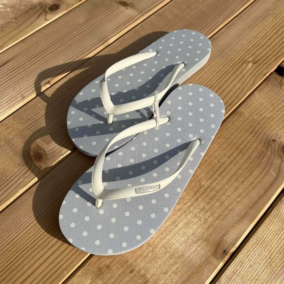 Tongs "LARGOS" - Semelle grise, pois blancs - Strap blanc Tongs "LARGOS" - Semelle grise, pois blancs - Strap blanc