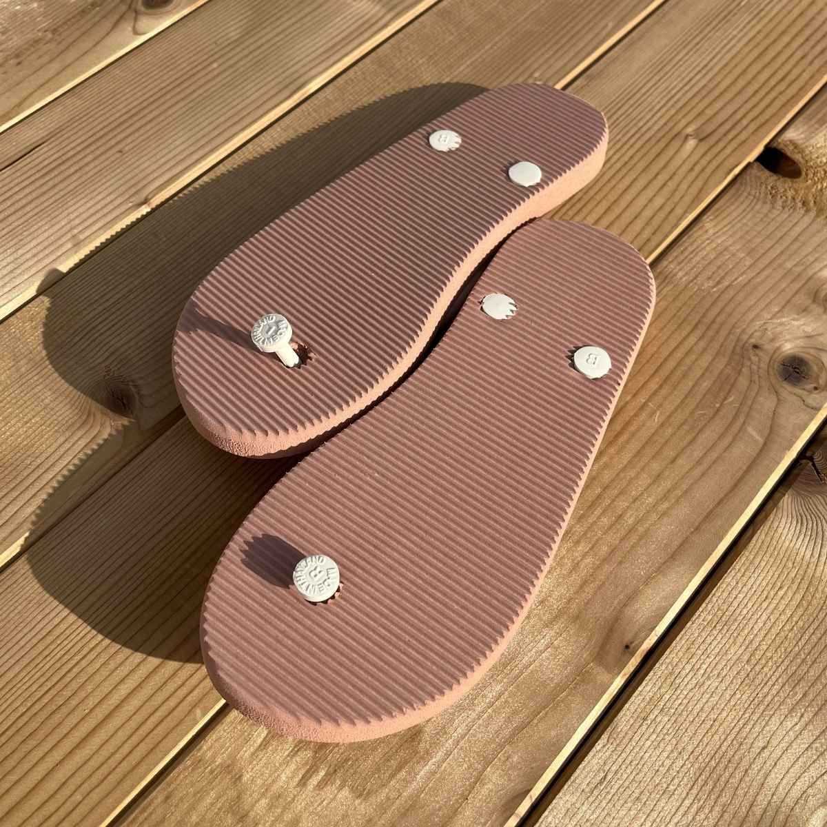 Tongs "LILOAN" - Semelle rose, pois blancs - Strap blanc