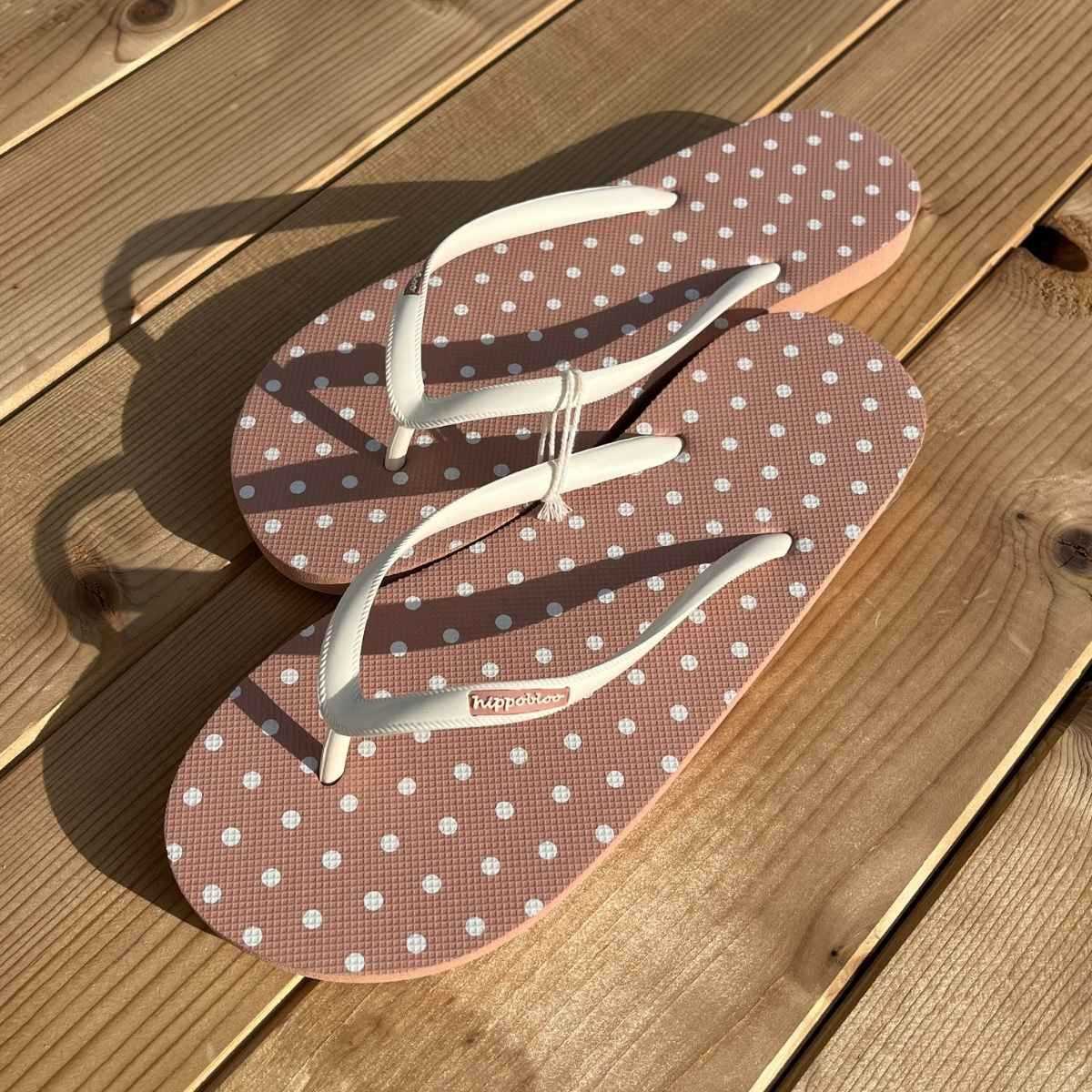 Tongs "LILOAN" - Semelle rose, pois blancs - Strap blanc Tongs "LILOAN" - Semelle rose, pois blancs - Strap blanc