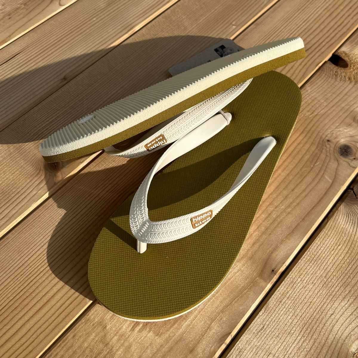 Tongs "LIMA" - Semelle vert kaki et blanc - Strap blanc Tongs "LIMA" - Semelle vert kaki et blanc - Strap blanc