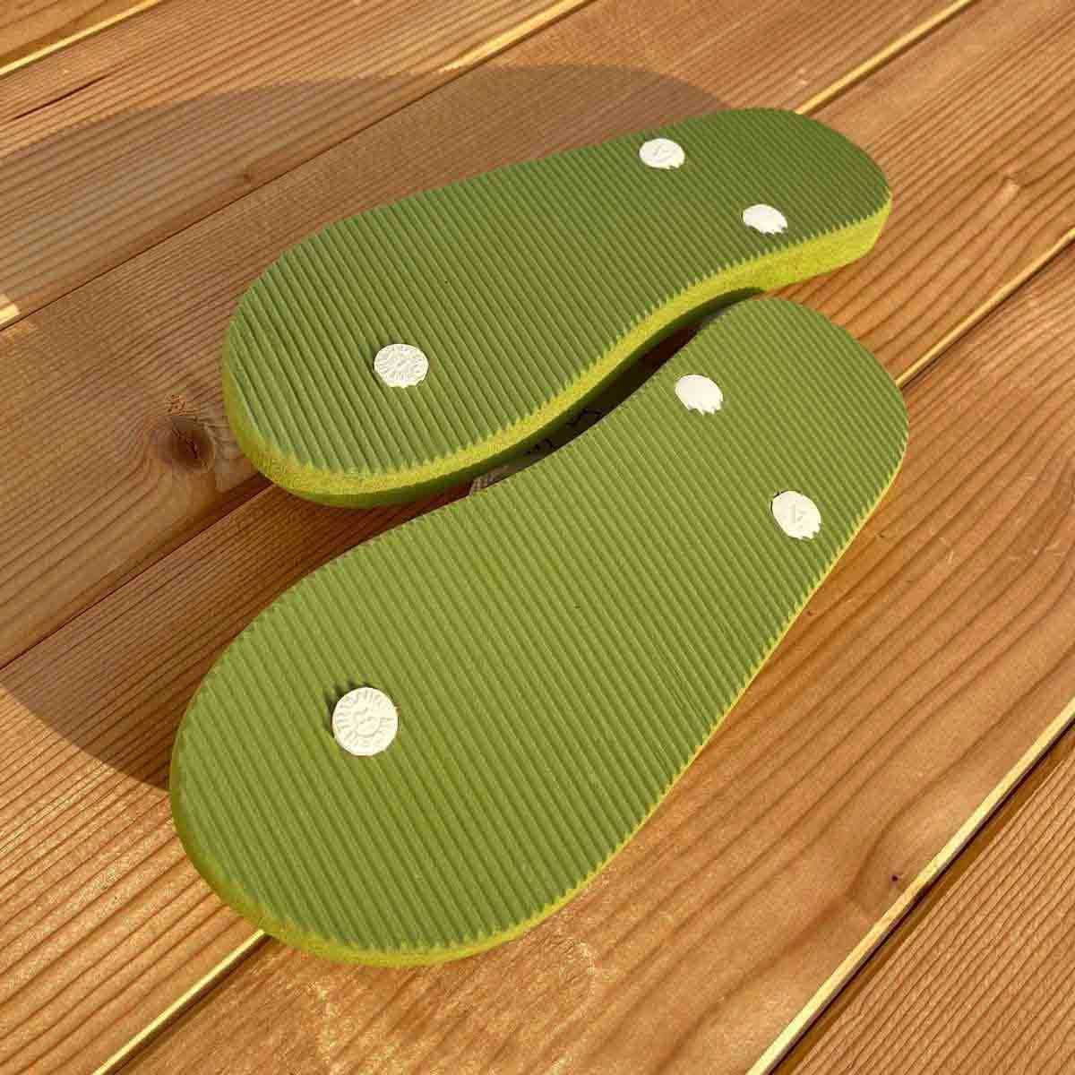 Tongs "PUNTACANA" - Semelle verte, pois blancs - Strap blanc