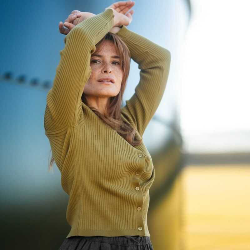 Gilet en tricot côtelé "UNARA" avec col polo – 100 % coton bio