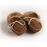 Petits chaussons fourrés marron pour bébé