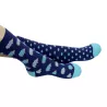 Chaussettes bleues et dépareillées imprimés moutons et pois