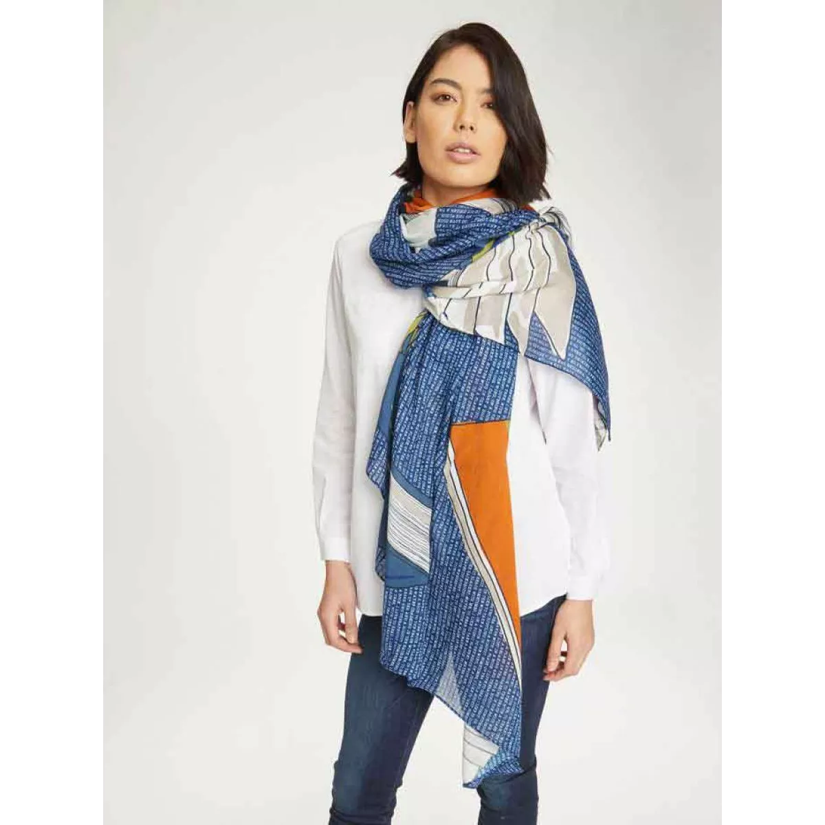 Echarpe, foulard en bambou grise, verte avec un imprimé de livres Echarpe, foulard en bambou grise, verte avec un imprimé de livres