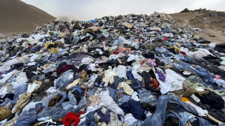 Désert d'Atacama pile de vêtements