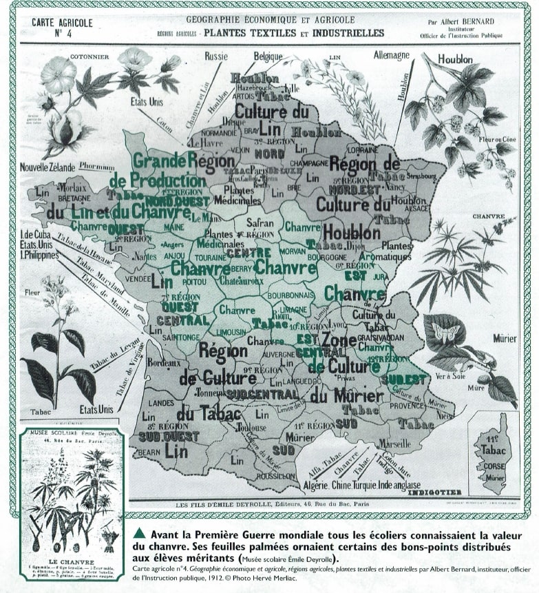L'image montre une carte ancienne et détaillée, intitulée "CARTE AGRICOLE N° 4" qui fait partie d'une série de cartes scolaires décrivant la géographie économique et agricole avec un accent sur les "PLANTES TEXTILES ET INDUSTRIELLES". La carte met en évidence différentes régions de France avec des zones désignées pour la culture de plantes telles que le lin, le chanvre, le houblon et le tabac. Les illustrations botaniques de ces plantes bordent les côtés de la carte. On peut également voir des inscriptions en français indiquant les pays producteurs de coton, tels que les États-Unis et l'Égypte, et d'autres régions du monde impliquées dans la production de tabac. Le texte en bas de l'image mentionne la distribution de bons-points aux écoliers avant la Première Guerre mondiale qui connaissaient la valeur du chanvre